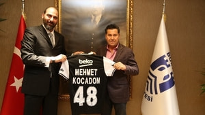 Fenerbahçeli başkan Beşiktaş forması giydi
