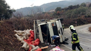 Manisa’da patates yüklü kamyon devrildi
