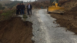 Akhisar’da çöken yola büyükşehir müdahale etti
