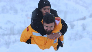 112 görevlisi hastayı metrelerce sırtında taşıdı
