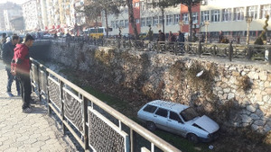 Tokat’ta otomobil dereye uçtu: 1 yaralı
