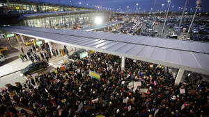 Binlerce kişi havalimanlarında Trump’ı protesto etti
