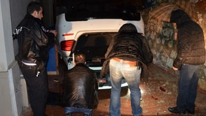 Milas’ta polisten kaçan araç sitenin bahçesine düştü
