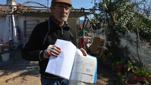 Yıkılmak üzere olan gecekondudaki Söğüt ailesi yardım bekliyor
