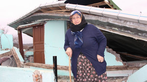 Koca mahalle yerinde durmuyor
