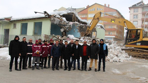 Seydişehir’de eski sağlık meslek lisesi binasının yıkımına başlandı
