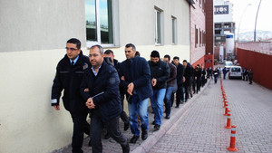 Kayseri’de FETÖ operasyonunda gözaltına alınan 14 akademisyen adliyeye sevk edildi
