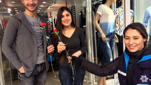 Büyükşehir Sevgililer Günü’nde karanfil dağıttı
