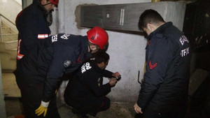Apartman boşluğuna düşen güvercini itfaiye kurtardı

