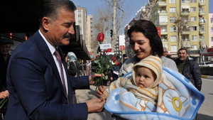Başkan Tuna, Sevgililer Günü’nde 5 bin gül dağıttı, 30 çiftin nikahını kıydı
