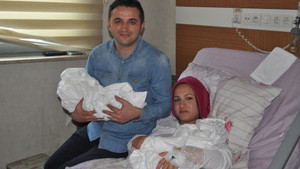Sevgililer Gününde ikiz bebek sevinci
