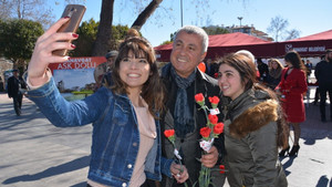 Başkan Sözen’den sevgililere karanfil

