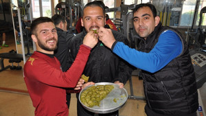 Sabri baba oldu, takımını baklavaya doyurdu
