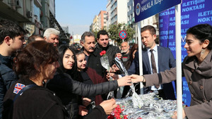 Büyükşehir Belediyesi, Sevgililer Günü’nü 2 bin karanfil ve fular dağıtarak kutladı
