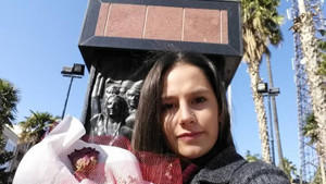 Genç üniversiteli en sevdiği çiçeği Atatürk’e götürdü
