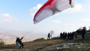 Uşak’ta yamaç paraşütü heyecanı
