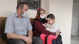 Kemik iliği hastalığıyla mücadele eden küçük Zeynep gözlerini de kaybetti

