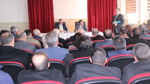 Vali Özefe, Çıldır’da muhtarlarla buluştu
