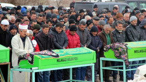 Kazada hayatını kaybeden 5 kişi toprağa verildi
