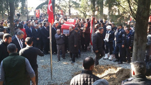 Şehit polis memuru gözyaşlarıyla toprağa verildi
