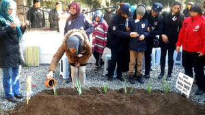 Eşinden şehit polis memuruna son görev
