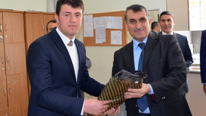 Müdür Beşkardeş’ten başarılı öğrencilere ödül
