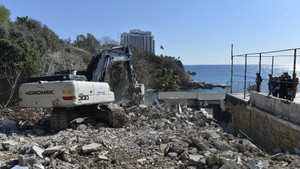 Antalya’da sit alanındaki plaj tamamen yıkıldı
