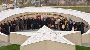 Şehit ailelerinden Şehitler Anıtına ziyaret
