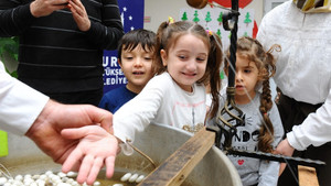 Öğrenciler Bursa ipeğini öğreniyor
