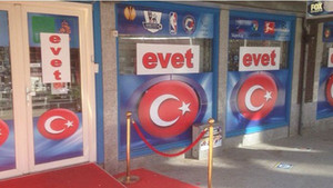 ‘Türk bayrakları’ ve ‘Evet’ çıkartmaları vitrinleri süsledi
