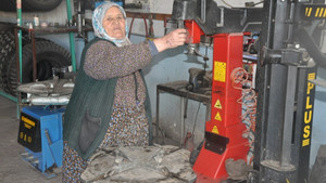 35 yıllık lastik tamircisi Vesile nineden kadınlara öğütler
