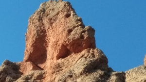 İnsan kafası silueti görünümlü kayalar