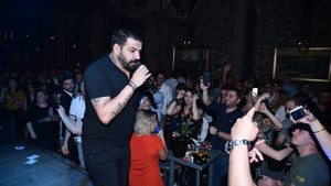 Azis İzmir’de sahne aldı
