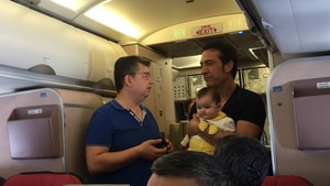 (Özel Haber) Ünlü sanatçı Kıraç, uçakta yolcuların bebeklerini gezdirdi
