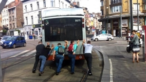 Brüksel’de arızalanan yolcu otobüsünü vatandaşlar itti
