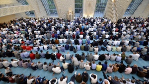 Almanya, Köln DİTİB Merkez Camii’nde ilk bayram namazı eda edildi
