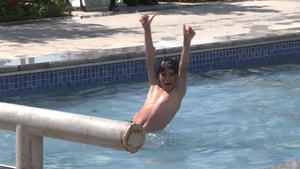 Sıcaktan bunalan çocuklar süs havuzunda serinledi
