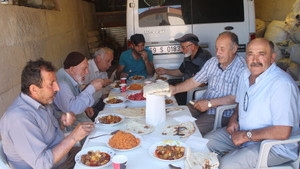 Mahalleli ekmeğini tandırdan çıkarıyor