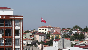 Atatürk Evi’ne dev Türk Bayrağı