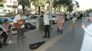 Kurban kesemeyenler için çaldı, söyledi
