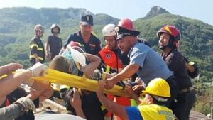 İtalya’da 3 çocuk enkazdan sağ kurtarıldı
