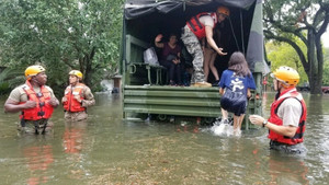 Houston’da mahsur kalan 2 bin kişi kurtarıldı