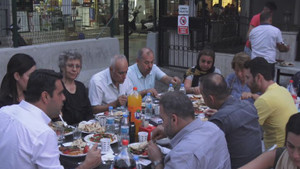 Şehit ailesinden polislere yemek 