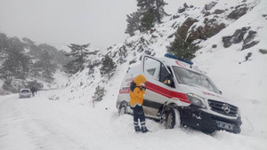 Yolda mahsur kalan ambulansı belediye ekipleri kurtardı