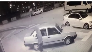Arabayla vitrin camını kıran hırsızlar dükkanı soydu
