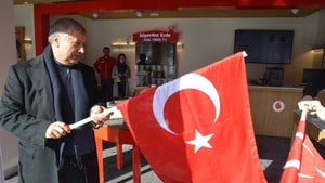 Başkan Pınarbaşı, esnafa bayrak dağıttı
