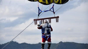 Noel Baba parasailing yaptı