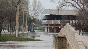 Tunca Nehri’nde ‘kırmızı alarm’ devam ediyor