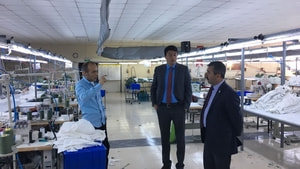 Kaymakam Temurci ve Başkan Erdoğan tekstil fabrikasını ziyaret etti
