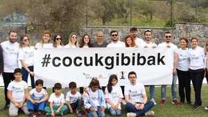 İzmir Ekonomili iletişimcilerden “Çocuk gibi bak” projesi
